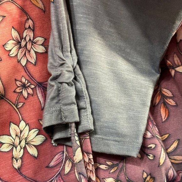 One World size 2X pink ombré floral print 3/4 ruched tie cuff sleeve v neck top - Picture 3 of 9